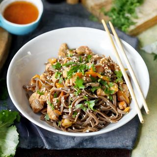 соба з морепродуктами у вершковому соусі