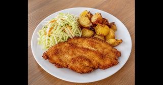 Kotlet schabowy z ziemniakami pieczonymi i surówką