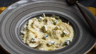 პელმენი ყველის სოუსით