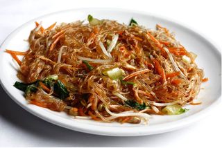 Spaghetti di soia con verdure - una porzione