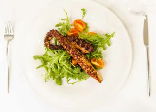 Caracatita la gratar, rucola si rosii cherry