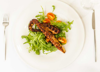 Caracatita la gratar, rucola si rosii cherry