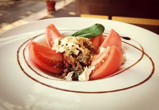 Белени домати с кьопоолу и одринско сирене