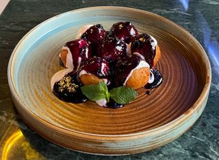 Papanași cu smântână și gem de afine