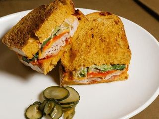 Сендвіч  з запеченою індичкою та крем-ромеско (400g)