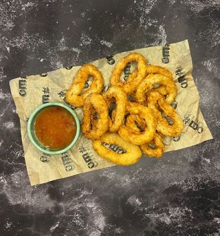 Кільця цибулі з соусом на вибір (160/40г)