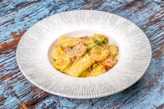 Pacheri cu creveți și sos curry  picant