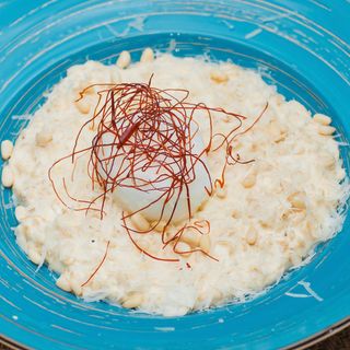 Сирна вівсяна каша з яйцем пашот та кедровими горішками