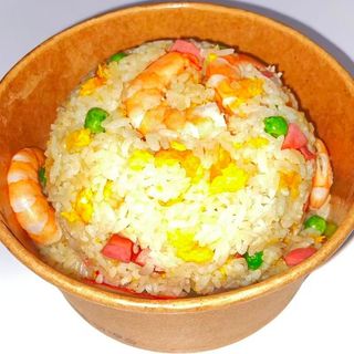 Riso cantonese con gamberi