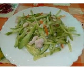 11. Салата от пилешко и краставици (300г)