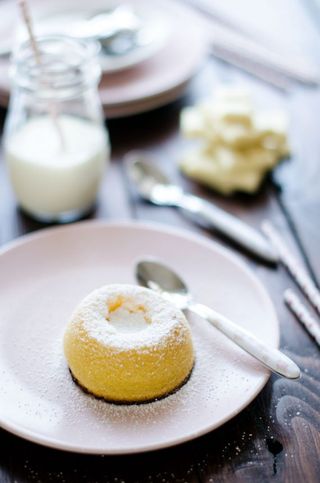 Tortino soffice con cuore caldo al limone