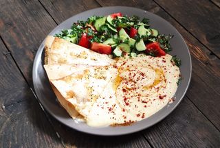 Hummus cu lipie coaptă și salată fresh