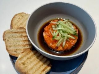 Тартар із лосося з соусом понзу (160/45g)
