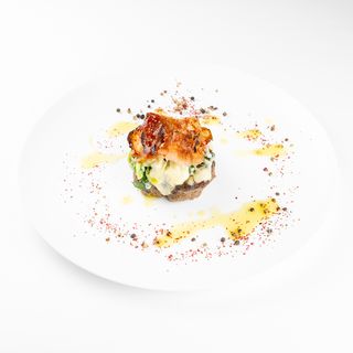 Biftek obložen lukom, špekom i dimljenim sirom