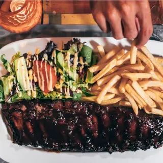 1.300 kg. de costillas con salsa barbacoa y patatas