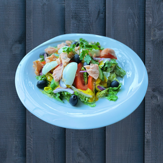 Sałatka z łososiem 350 g