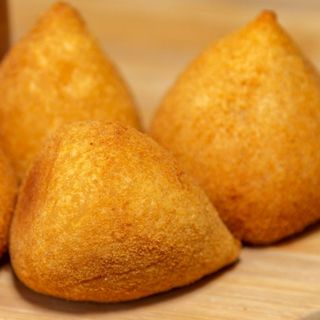 3 Coxinhas de Frango com Cheddar Grande