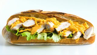 Фокача с пилешко филе, чедър и маруля