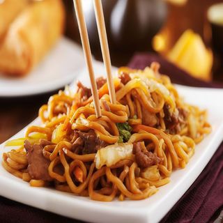 Tallarines fritos tres delicias