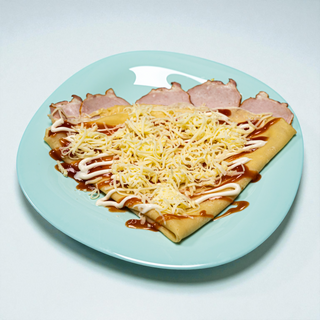 Palačinka sa pavlakom, pečenicom, kačkavaljem, kečapom i majonezom