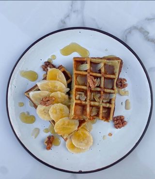 Бельгійські вафлі з бананом і медом 