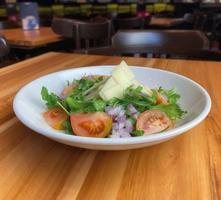 Ensalada De Rúcula Con Parmesano Y Tomate