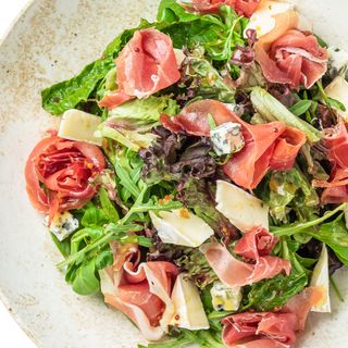 Салат з пармою та брі
