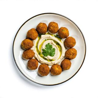 Plato De Falafel Con Humus Y Patatas