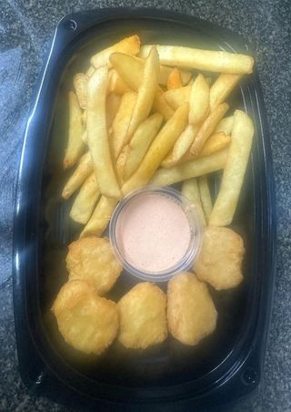Chicken nuggets + Frytki