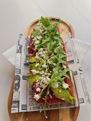 Tosta De Humus Con Aguacate Y Queso Feta