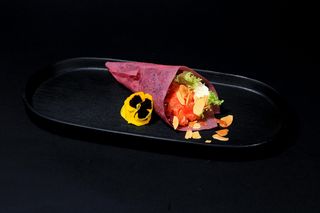 136 Temaki evo black spicy salmon mandorle