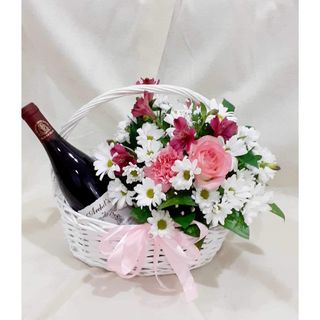 კალათი ყვავილებით და  ღვინით