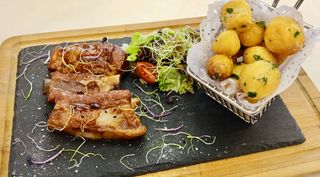 Coasta de porc in sos BBQ,cartofi parizieni si mix de salata