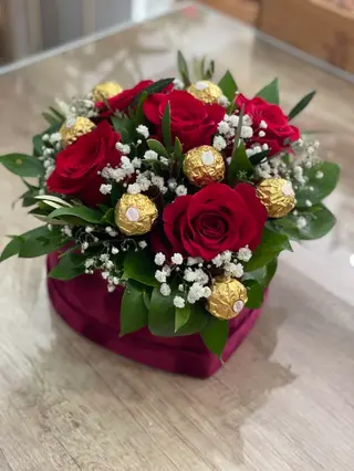 Gift box ruže i ferrero rocher 