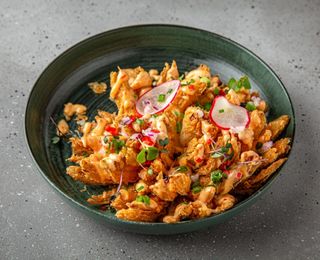 Floare din ceapă crocantă cu sos iute