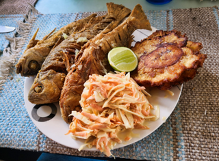 Bofe frito con tostones y arepa