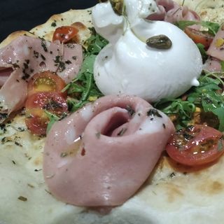 Pizza pesto con mortadela 