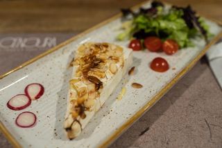 Queijo brie no forno com mel e amêndoa 