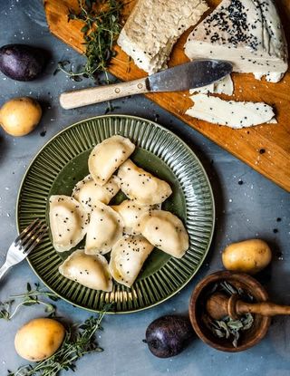 Pierogi z kozim serem i czarnuszką