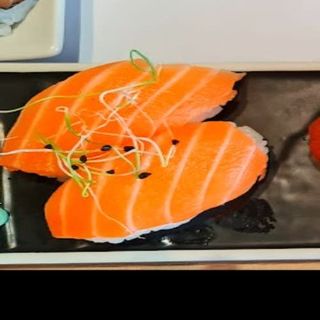 141. Nigiri Sake (4 pzs.)