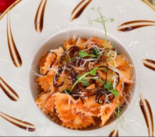 Фарфалле с вяленой телятиной и рукколой