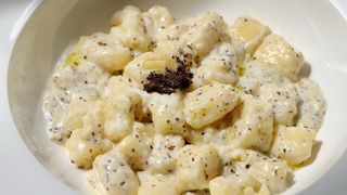 ნიოკი შავი ტრუფელის სოუსით