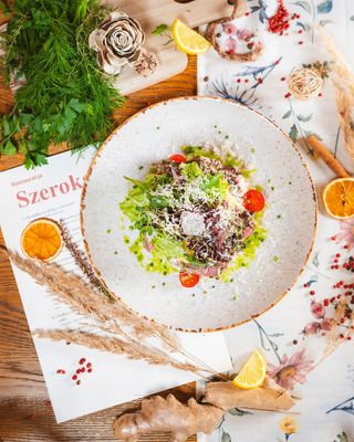 Sałata z kurą i karmelizowanym jabłuszkiem