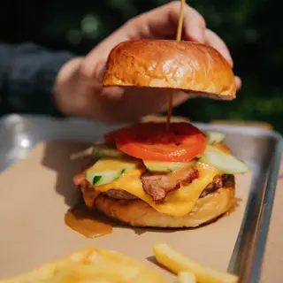 Бургер "Holy burger" з картоплею фрі (380г)