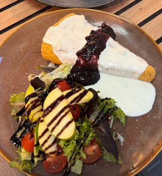 Queso frito con salsa gorgonzola