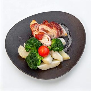 Punjena pileća rolica s kuhanim krumpirom, rikulom i cherry rajčicom