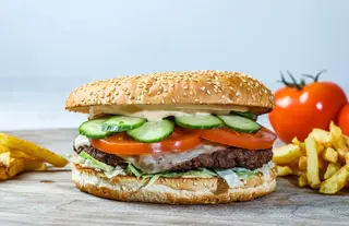 Giant Spicy Rocky + Cartofi prajiti