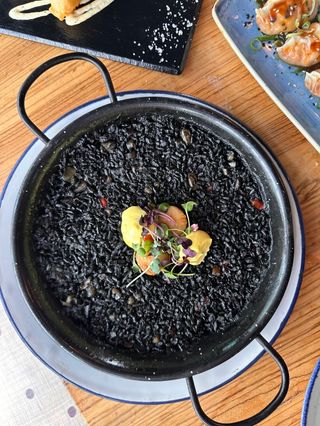 Arroz Negro Con Vieiras & Alioli De Azafrán