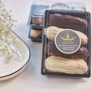 ეკლერი (2 შავი მინანქრით, 2 თეთრი მინანქრით) 