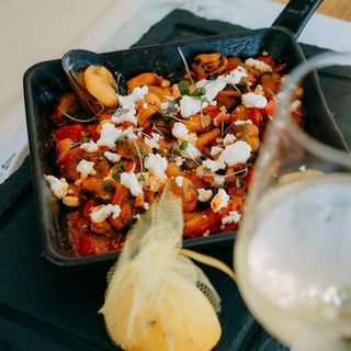 მიდიების საგანაკი პომიდვრით და ფეტათი